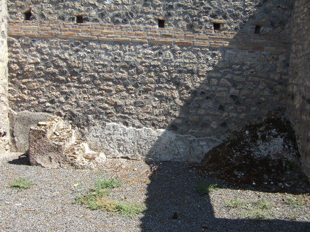I.21.5 Pompeii. September 2005. East wall of tablinum, looking south.