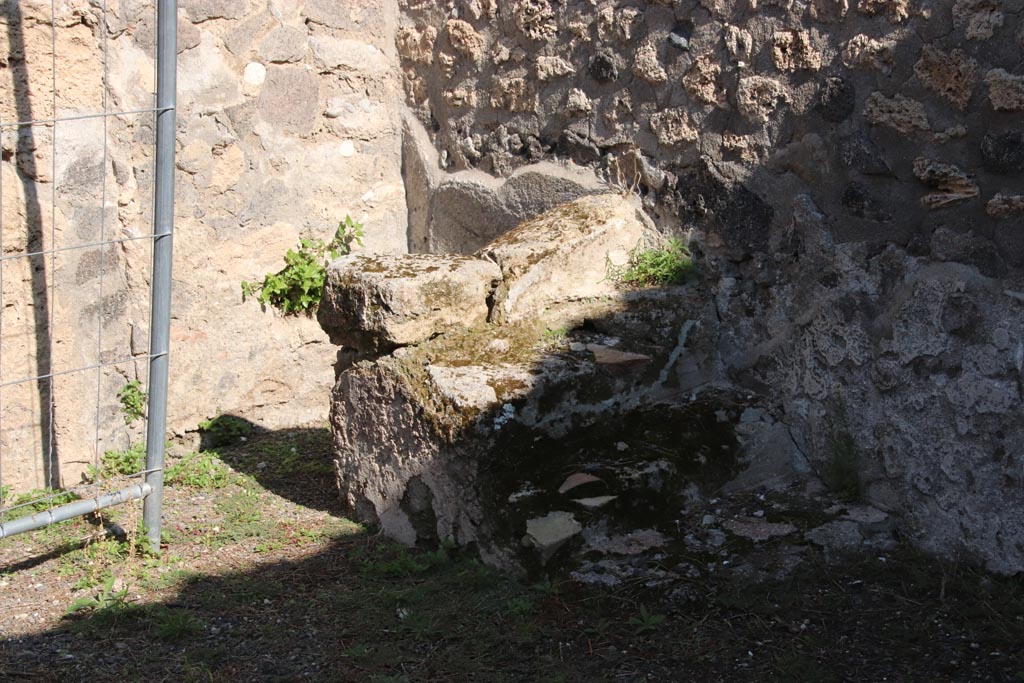 I.21.5 Pompeii. October 2022. Detail of remaining stairs in north-east corner of atrium. Photo courtesy of Klaus Heese.