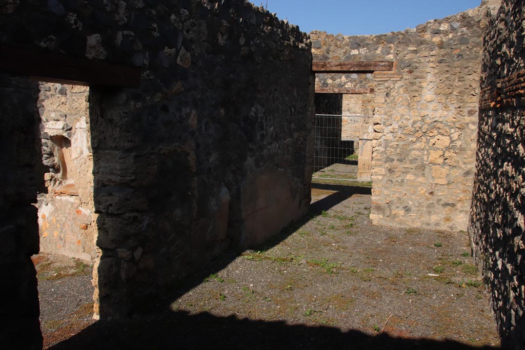 I.21.5 Pompeii. October 2022. 
Looking towards west wall in rear room with doorway to garden area, on left, and north to doorway to atrium, in centre.
Photo courtesy of Klaus Heese.
