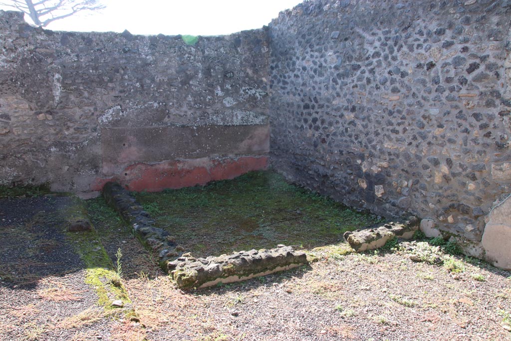 I.21.5 Pompeii. October 2022. Looking south across garden area. Photo courtesy of Klaus Heese.