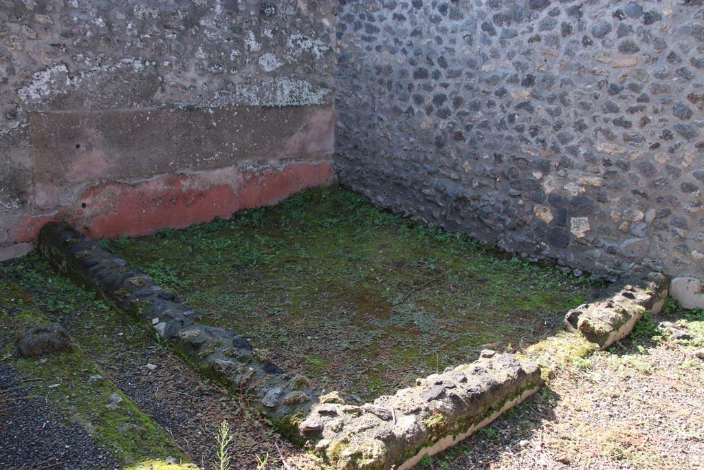 I.21.5 Pompeii. October 2022. Looking towards south-west corner of garden area. Photo courtesy of Klaus Heese.

