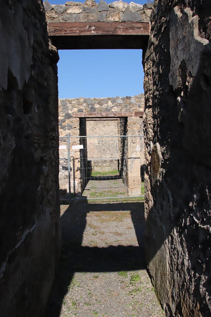 I.21.5 Pompeii. October 2022.
Corridor to atrium from north side of garden area. Photo courtesy of Klaus Heese.
