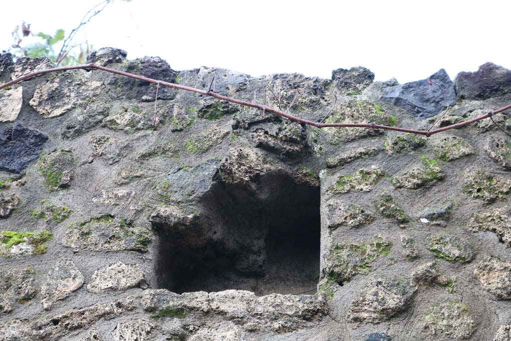 I.21.5 Pompeii. December 2018. Upper west wall of tablinum, potentially a niche. Photo courtesy of Aude Durand.