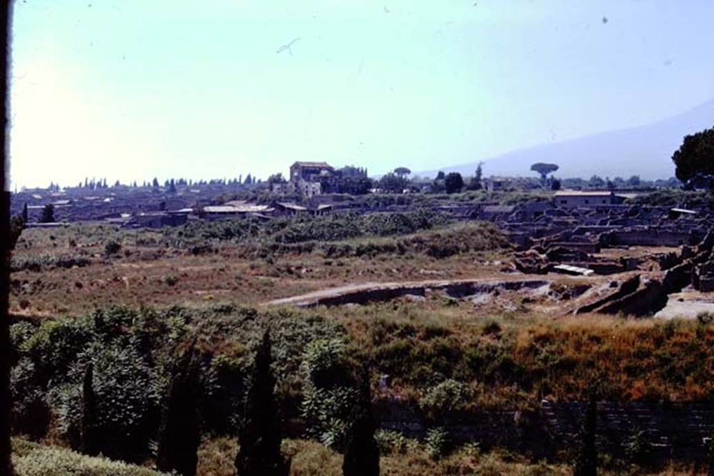 I.22 Pompeii. 1974. Looking north-west towards I.22, partly excavated, and I.23, unexcavated. Photo by Stanley A. Jashemski.   
Source: The Wilhelmina and Stanley A. Jashemski archive in the University of Maryland Library, Special Collections (See collection page) and made available under the Creative Commons Attribution-Non Commercial License v.4. See Licence and use details. J74f0210

