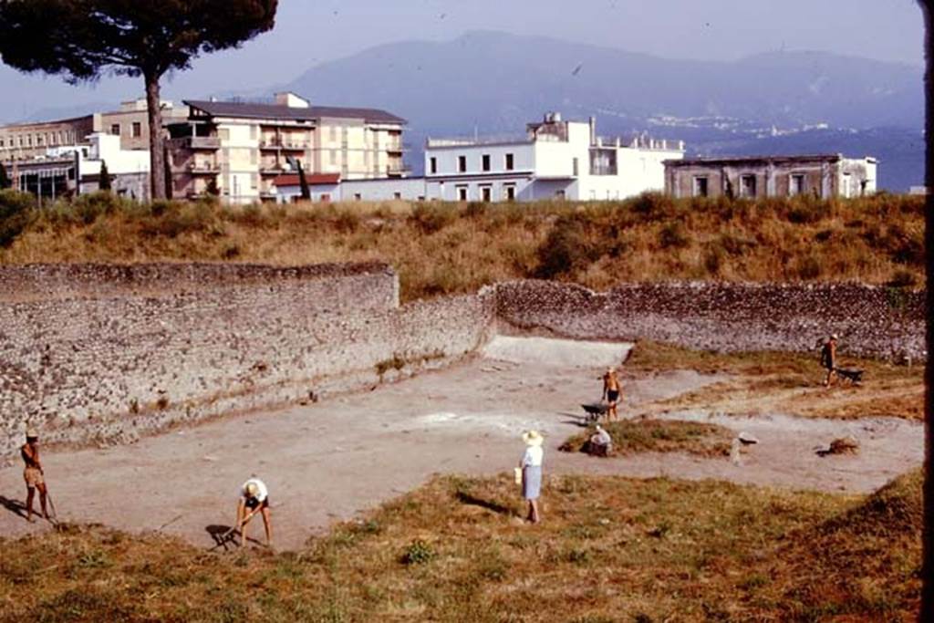 I.22 Pompeii. 1974. Looking towards south-east corner. Photo by Stanley A. Jashemski.   
Source: The Wilhelmina and Stanley A. Jashemski archive in the University of Maryland Library, Special Collections (See collection page) and made available under the Creative Commons Attribution-Non Commercial License v.4. See Licence and use details. J74f0275
