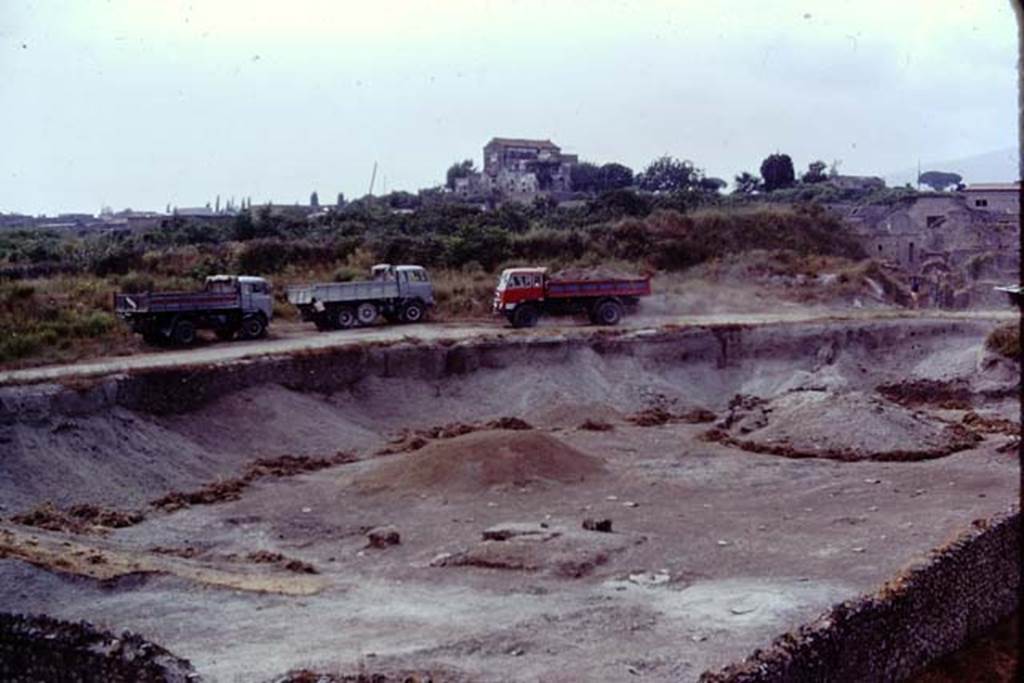 I.22 Pompeii. 1974. Looking north-west towards ramp being used by very heavy lorries to transport away the lapilli. Photo by Stanley A. Jashemski.   
Source: The Wilhelmina and Stanley A. Jashemski archive in the University of Maryland Library, Special Collections (See collection page) and made available under the Creative Commons Attribution-Non Commercial License v.4. See Licence and use details. J74f0348
