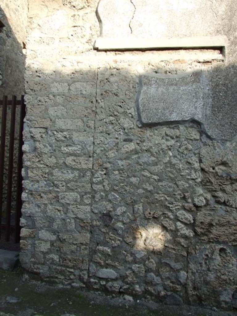 II.1.12 Pompeii. December 2007. Wall on south side of entrance doorway. According to Varone and Stefani, CIL IV 9885 was found on the south side of entrance doorway, near the door jamb, but is not conserved. See Varone, A. and Stefani, G., 2009. Titulorum Pictorum Pompeianorum, Rome: L’erma di Bretschneider, (p.187). According to Epigraphik-Datenbank Clauss/Slaby (See www.manfredclauss.de), it read –
Helvium Sabinum aed(ilem)
Biri cum Biria rog(ant)
d(ignum) r(ei) p(ublicae) v(irum) b(onum) o(ro) v(os) f(aciatis) Onomaste cupide fac(iatis)       [CIL IV 9885]
