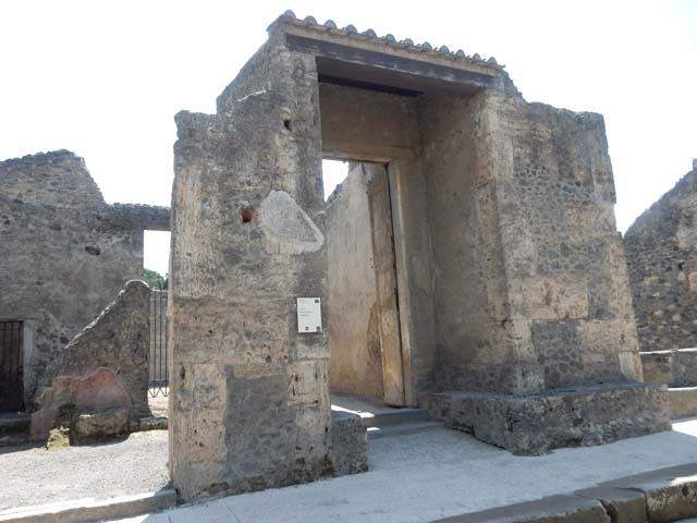 II.2.2 Pompeii. December 2007.  Entrance on Via dell� Abbondanza.