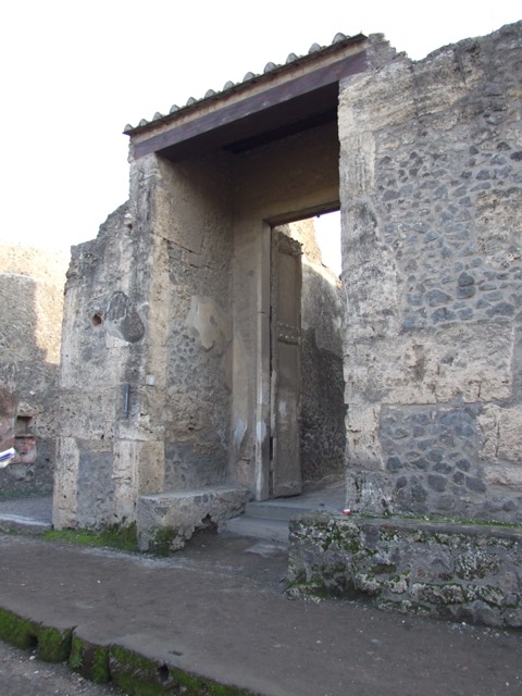 II.2.2 Pompeii. December 2007.  Entrance vestibule with benches on either side.