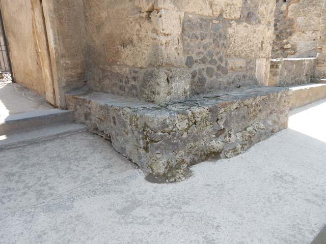 II.2.2 Pompeii.   December 2004.   Doors and fauces.  