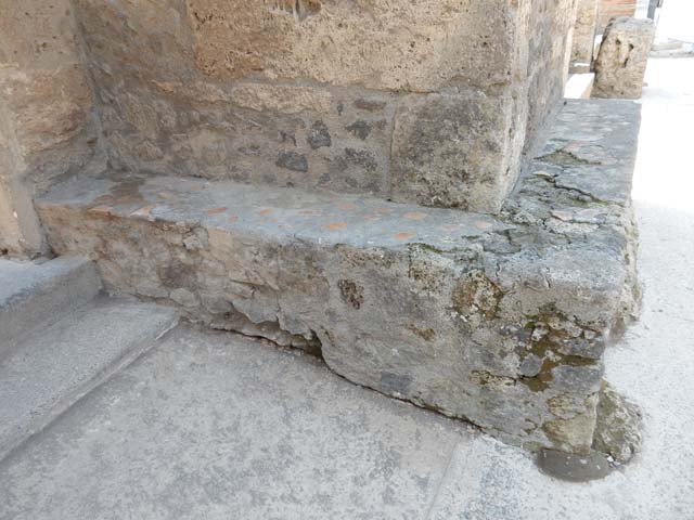 II.2.2 Pompeii.   December 2005.  Room 1.  Atrium. Impluvium and fountain, looking south.  According to Jashemski, Spinazzola said the space between the walls had been lined in wood and would have formed a permanent planting box.  See Jashemski, W. F., 1993. The Gardens of Pompeii, Volume II: Appendices. New York: Caratzas. (p.78)
