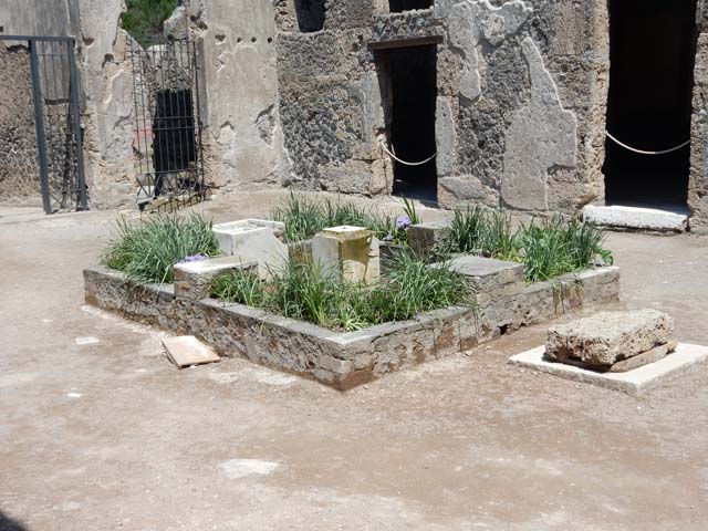 II.2.2 Pompeii.  March 2009.  Looking south east across atrium, to rooms 7, 6 and 5.