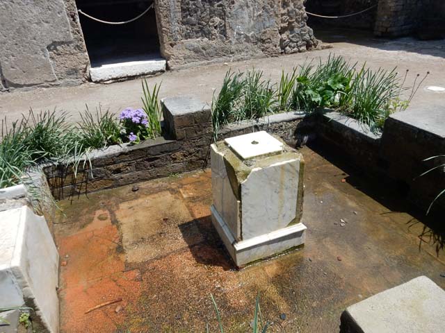 II.2.2 Pompeii.  March 2009. Small room in  Room 5.  Latrine.