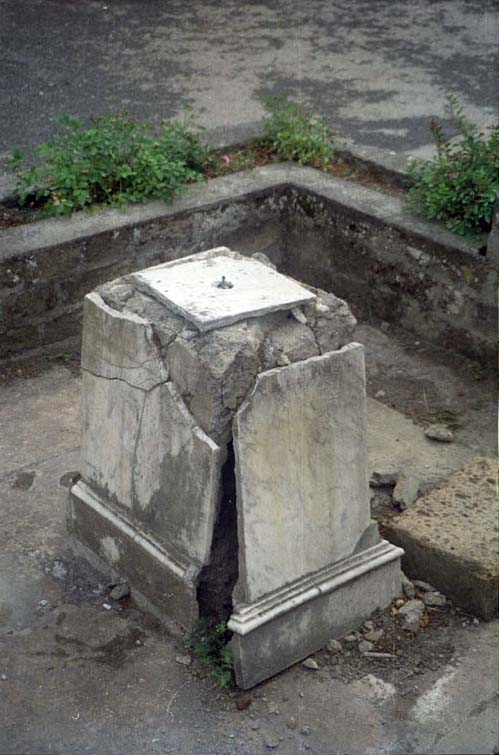 II.2.2 Pompeii.  December 2005.   Room 5 in south east corner and room 6 on east side of atrium with marble threshold.