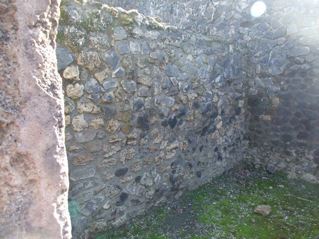 II.2.2 Pompeii. December 2005. Room 5 in south-east corner (on right) and room 6 (on left) on east side of atrium with marble threshold.