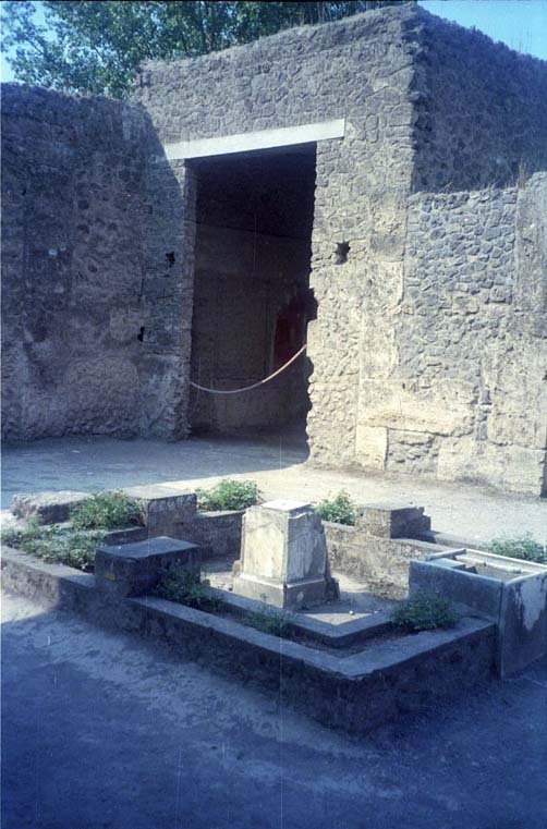 II.2.2 Pompeii.  December 2005.   Looking north across atrium to entrance.  Room 7 is behind scaffolding.