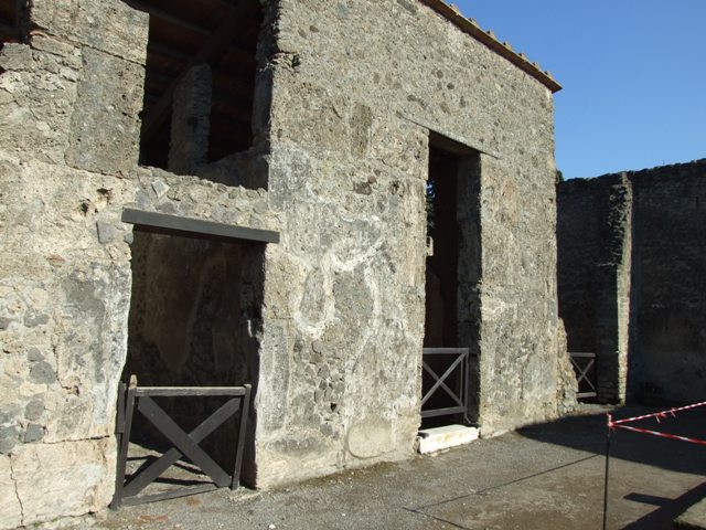 II.2.2 Pompeii.  December 2006.  Room 8.  West wall.