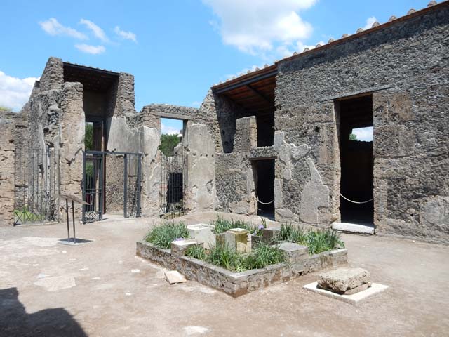 II.2.2 Pompeii.  December 2006.   Room 10.    East wall.  
