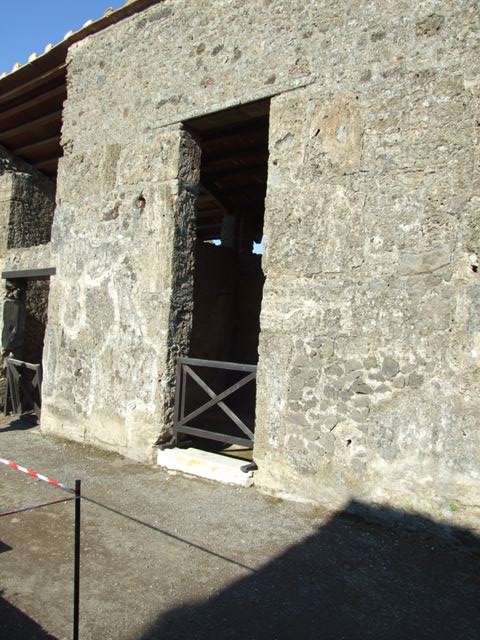 II.2.2 Pompeii.  December 2005.  Looking south east across peristyle area.  