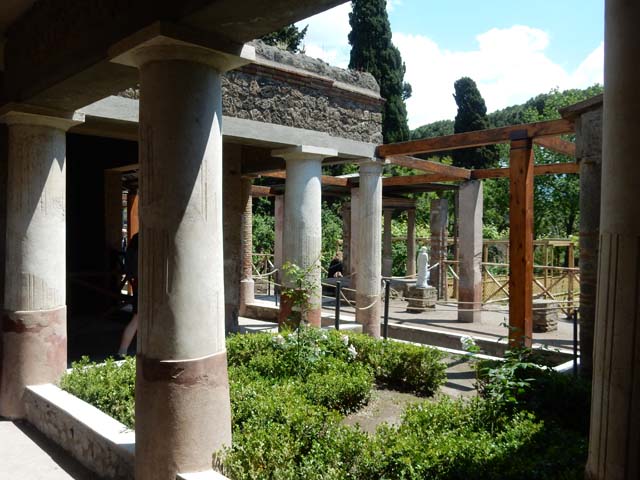 II.2.2 Pompeii. December 2005. Room 12. Pool in upper euripus.