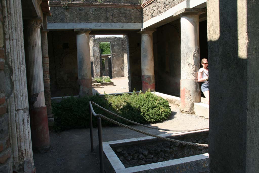 II.2.2 Pompeii. April 2011. Looking north across pseudoperistyle “g”, through doorway towards atrium 2
Photo courtesy of Klaus Heese.
