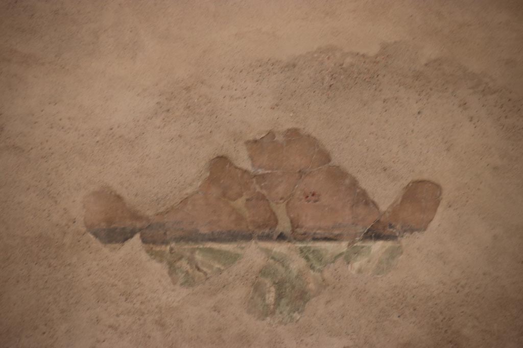 II.2.2 Pompeii. October 2022. Triclinium “h”, detail from lower frieze in centre of the north wall. Photo courtesy of Klaus Heese