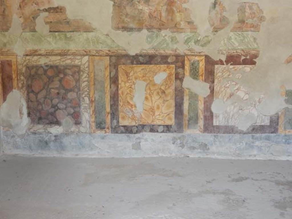 II.2.2 Pompeii. May 2016. Room “h”, marble style zoccolo or lower part of north wall. 
Photo courtesy of Buzz Ferebee.
