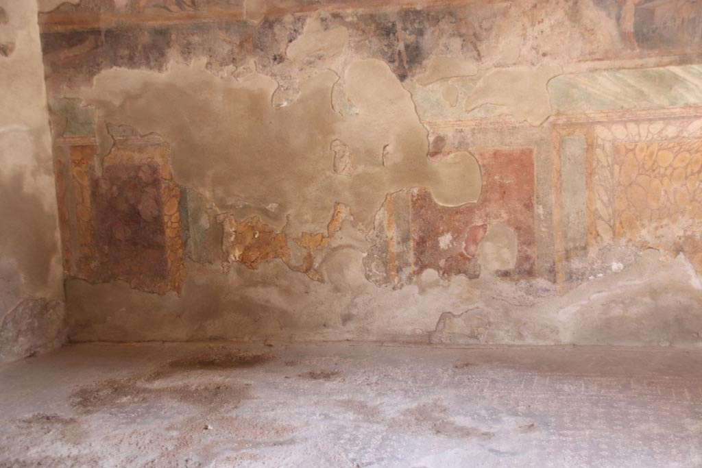 II.2.2 Pompeii. October 2022. Triclinium “h”, zoccolo or lower east wall at north end. Photo courtesy of Klaus Heese