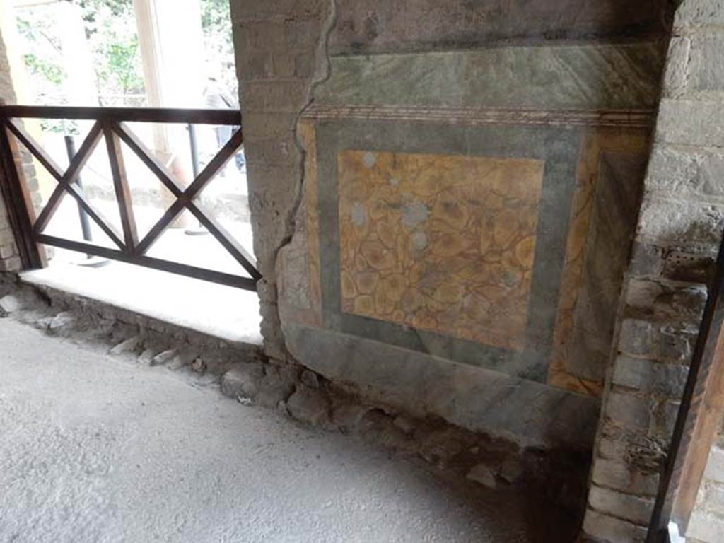 II.2.2 Pompeii. May 2016. Room “h”, south wall in south-west corner.
Above this was the narrow frieze with Apollo firing arrows inflicting the plague on the Achaean camp.
On the frieze was the word LOIMOS (plague or pestilence).
Above that was the large frieze of the deification of Heracles.
Photo courtesy of Buzz Ferebee.

