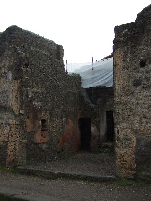 II.2.3 Pompeii. December 2005. Looking south.