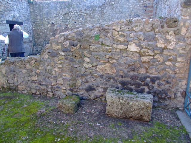 II.3.2 Pompeii. March 2009. North wall of Yard on west of workshop.