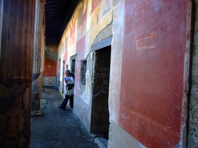 II.3.3 Pompeii. December 2006. Room 11, looking south along west portico