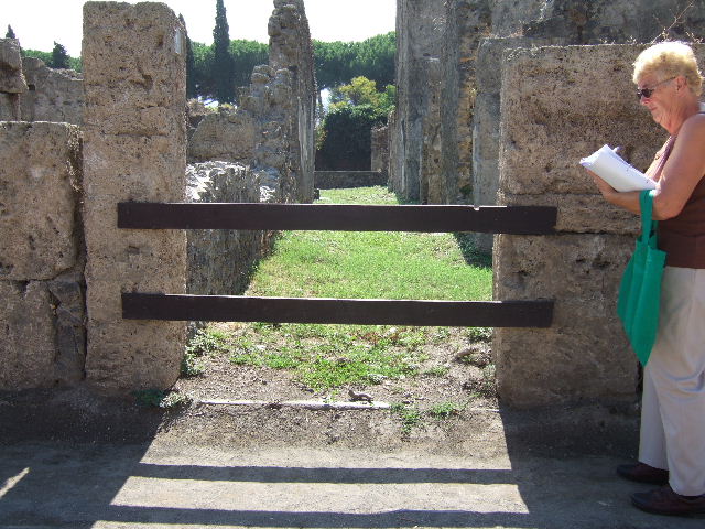 II.3.3A Pompeii. September 2005. Identified in CTP on Via dell’ Abbondanza now numbered as part of II.3.4