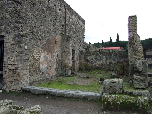 II.4.1 Pompeii. December 2006. West wall  of shop, with recess.