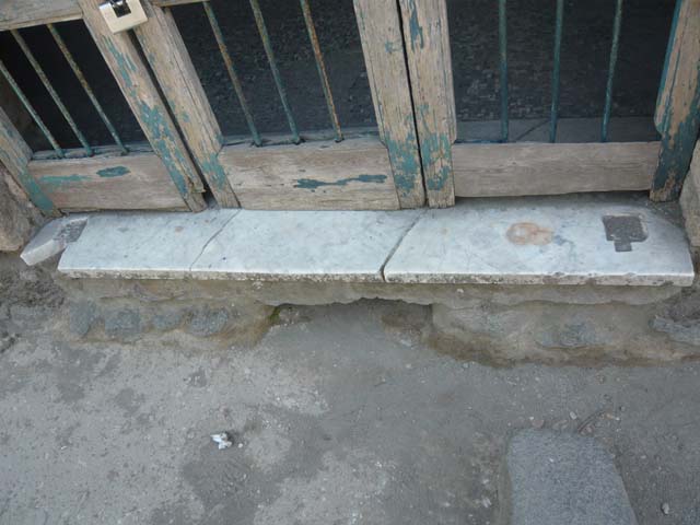 II.4.3 Pompeii. December 2006. Shallow marble impluvium in atrium.