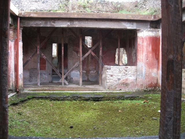 II.4.6 Praedia di Giulia Felice or Villa of Julia Felix.  Detail of plaster in South west corner of Baths portico