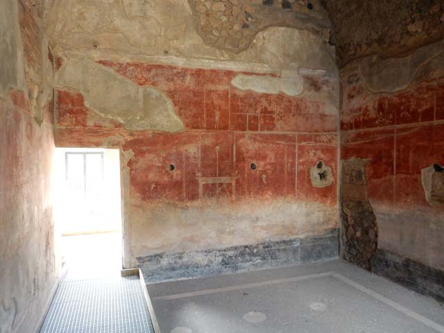 II.4.6 Praedia di Giulia Felice or Villa of Julia Felix.  Seating area in garden around base of Baths building