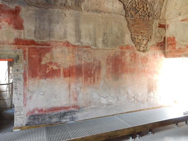 II.4.6 Praedia di Giulia Felice or Villa of Julia Felix.  Remains of seating area in garden around base of Baths building