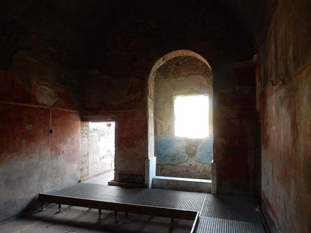 II.4.6 Praedia di Giulia Felice or Villa of Julia Felix.  Caldarium from Pergola in garden, looking north