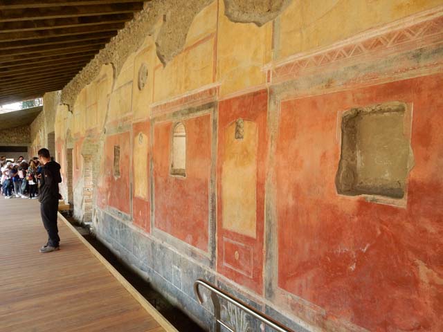 II.4.6 Pompeii. December 2006. Wall decoration and niche in portico