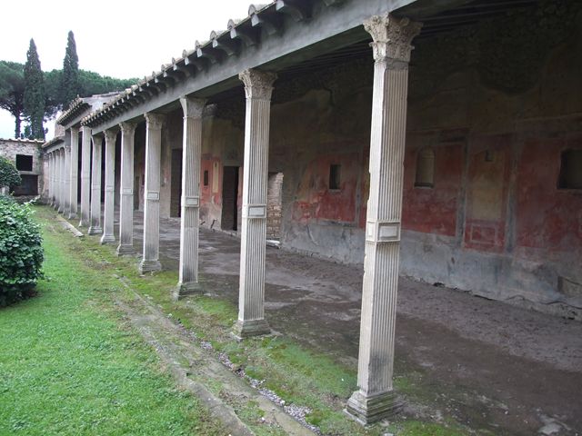 II.4.6 Pompeii. December 2006.  Wall decoration and niche in portico