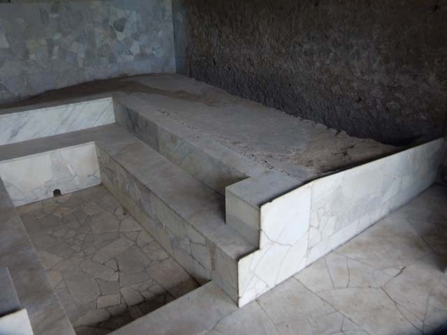 II.4.6 Praedia di Giulia Felice or Villa of Julia Felix.  Corridor to rear of Nymphaeum, looking north
