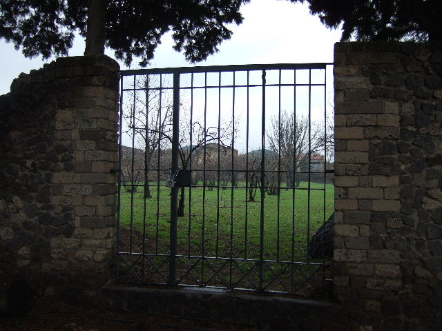 II.4.9 Pompeii. December 2005. West side of garden.