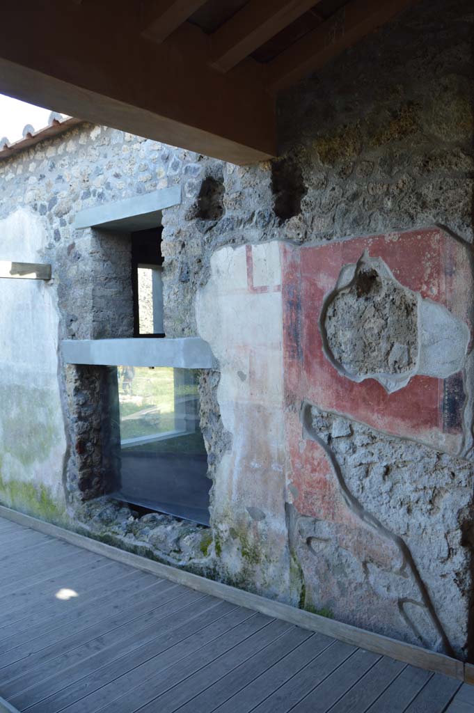 II.4.10 Pompeii. March 2019.
Looking east towards exterior façade with window into biclinium, from near steps leading down into atrium from west portico. 
Foto Taylor Lauritsen, ERC Grant 681269 DÉCOR.
