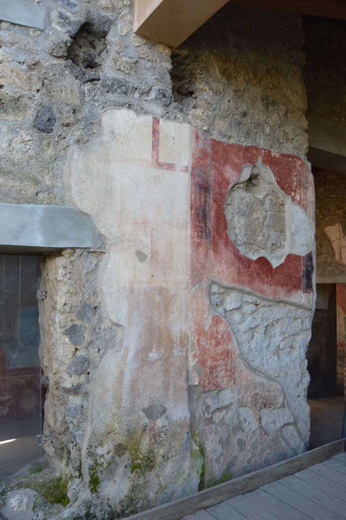 II.4.10 Pompeii. March 2019. Detail from west end of exterior wall, with steps to atrium, on right.
Foto Taylor Lauritsen, ERC Grant 681269 DÉCOR.

