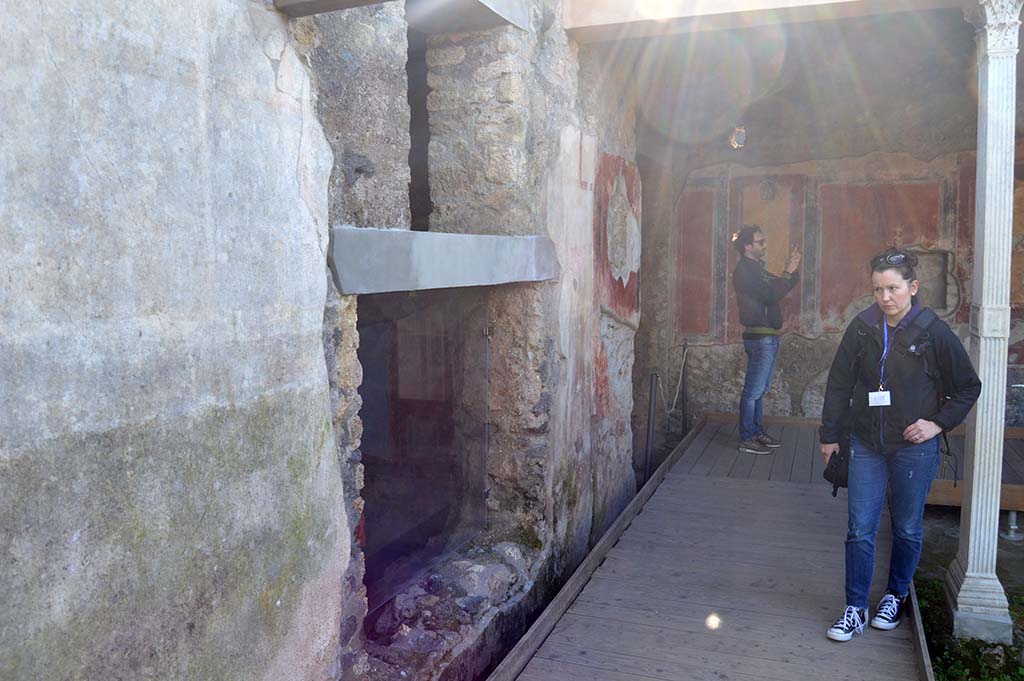 II.4.10 Pompeii. March 2019. Looking west along exterior wall, leading to west portico, on right.
Foto Taylor Lauritsen, ERC Grant 681269 DÉCOR.
