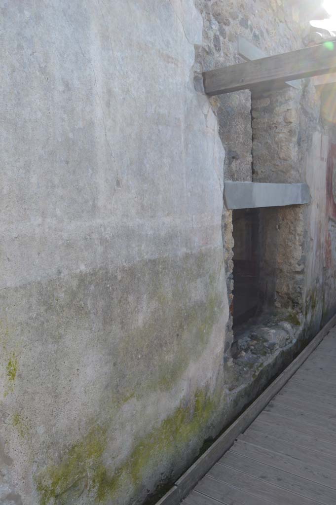 II.4.10 Pompeii. March 2019. Looking west with detail of exterior wall, leading to west portico of garden area.
Foto Taylor Lauritsen, ERC Grant 681269 DÉCOR.
