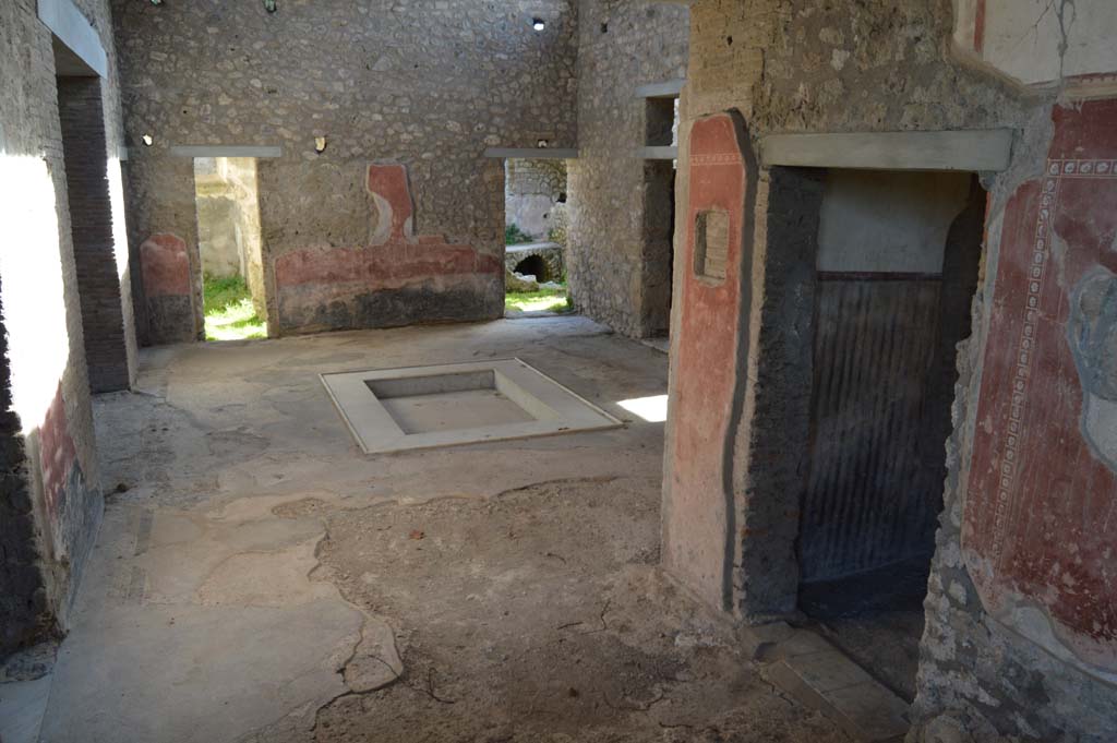 II.4.10 Pompeii. March 2019. Looking towards doorways to rooms on west side of atrium.
Foto Taylor Lauritsen, ERC Grant 681269 DÉCOR.
