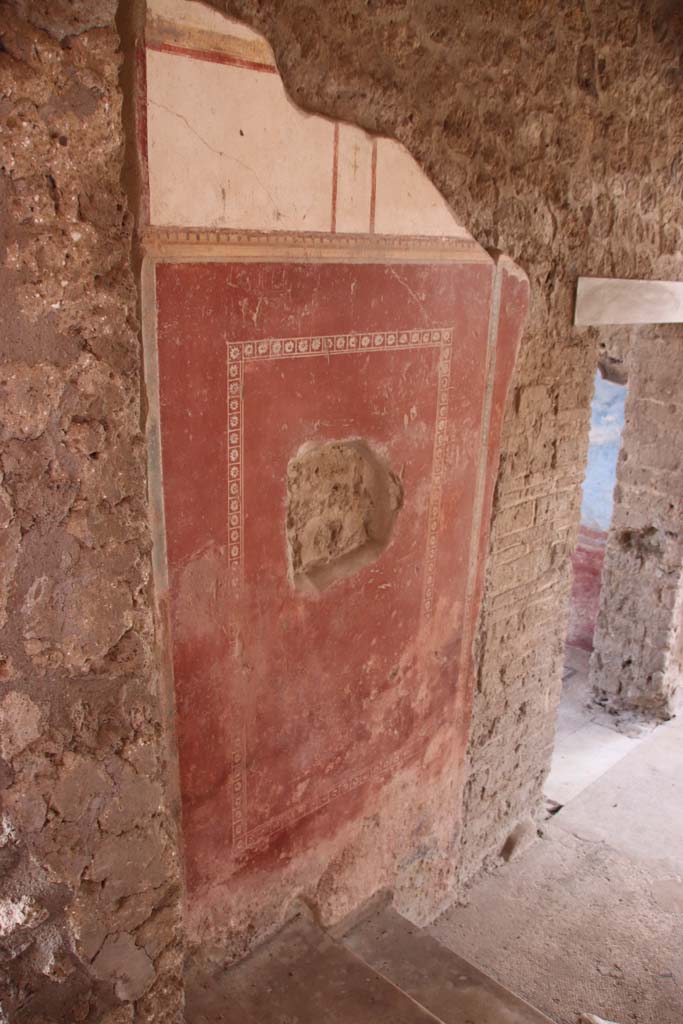 II.4.10 Pompeii. September 2019. Detail of painted decoration on east wall near steps from west portico.
Photo courtesy of Klaus Heese.
