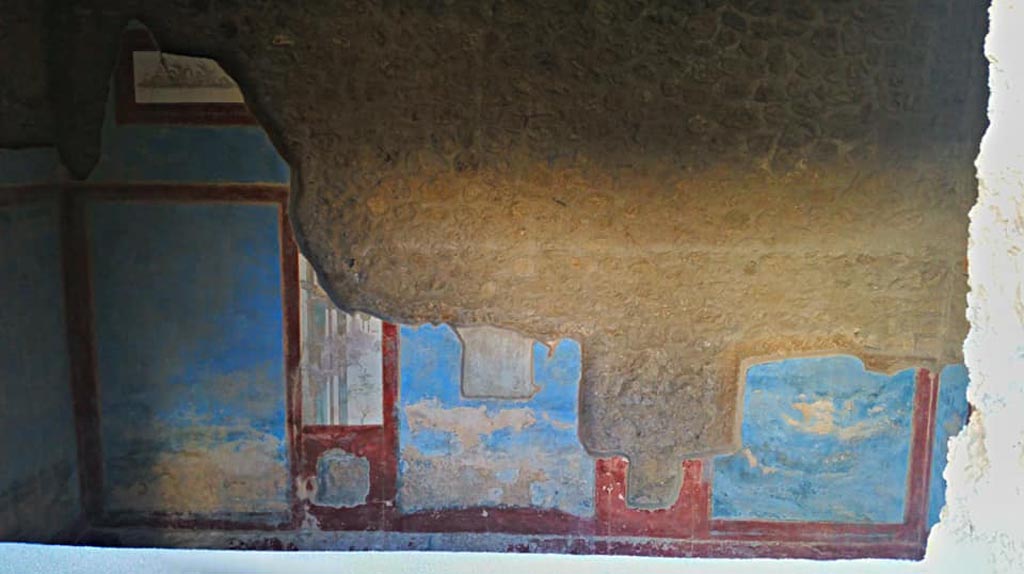 II.4.10 Pompeii. August 2012. Biclinium, detail from south wall. Fresco in fourth style. Photo courtesy of Davide Peluso.